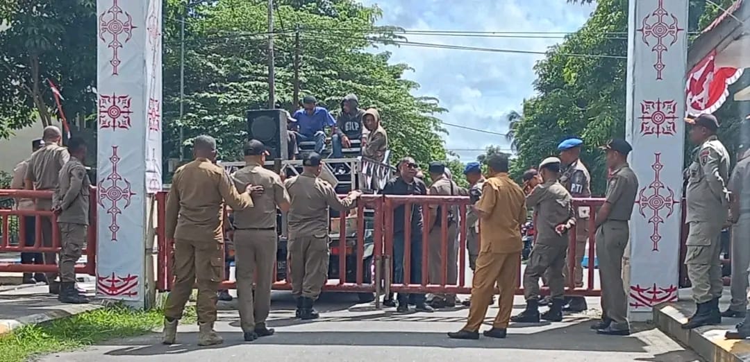 UNJUK RASA DI DEPAN KANTOR BUPATI